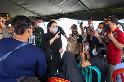 Pelaksanaan vaksinasi Covid-19 bagi 1.000 warga di permukiman padat penduduk, Tegal Alur, Kalideres, Jakarta Barat, Minggu (26/9/2021).