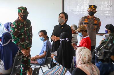 Pelaksanaan vaksinasi Covid-19 bagi 1.000 warga di permukiman padat penduduk, Tegal Alur, Kalideres, Jakarta Barat, Minggu (26/9/2021).