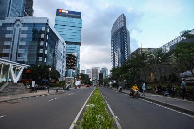 Sejumlah warga berfoto di kawasan Dukuh Atas, Jakarta, Minggu (26/9/2021).