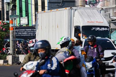 Suasana lalu lintas di Jalan Margonda Raya Depok, Jawa Barat, Senin (27/9/2021).