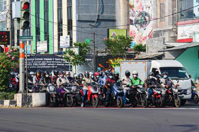 Suasana lalu lintas di Jalan Margonda Raya Depok, Jawa Barat, Senin (27/9/2021).