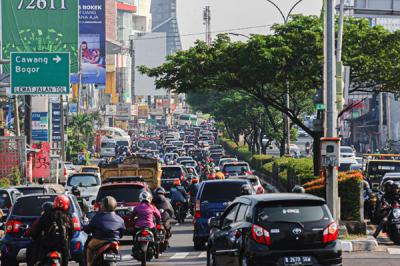 Suasana lalu lintas di Jalan Margonda Raya Depok, Jawa Barat, Senin (27/9/2021).
