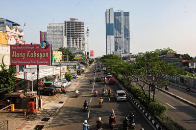 Suasana lalu lintas di Jalan Margonda Raya Depok, Jawa Barat, Senin (27/9/2021).