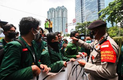 Ratusan mahasiswa menggelar aksi demo di depan Gedung Merah Putih KPK, Jakarta, Senin (27/9/2021).