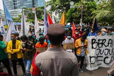 Ratusan mahasiswa menggelar aksi demo di depan Gedung Merah Putih KPK, Jakarta, Senin (27/9/2021).
