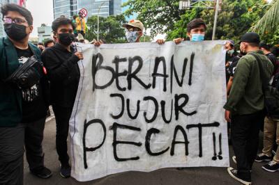 Ratusan mahasiswa menggelar aksi demo di depan Gedung Merah Putih KPK, Jakarta, Senin (27/9/2021).
