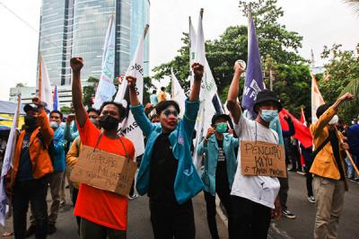 Ratusan mahasiswa menggelar aksi demo di depan Gedung Merah Putih KPK, Jakarta, Senin (27/9/2021).