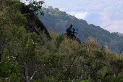 Saat tiba di puncak, para pendaki bakal disambut oleh satu situs purbakala berupa Situs Panji atas Gajah.