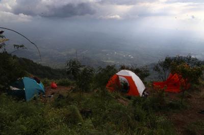 Saat tiba di puncak, para pendaki bakal disambut oleh satu situs purbakala berupa Situs Panji atas Gajah.