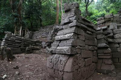 Saat tiba di puncak, para pendaki bakal disambut oleh satu situs purbakala berupa Situs Panji atas Gajah.
