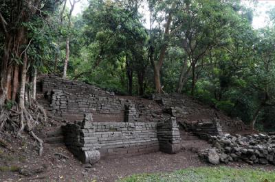Saat tiba di puncak, para pendaki bakal disambut oleh satu situs purbakala berupa Situs Panji atas Gajah.