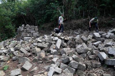 Saat tiba di puncak, para pendaki bakal disambut oleh satu situs purbakala berupa Situs Panji atas Gajah.