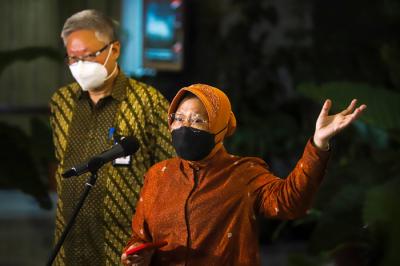 Menteri Sosial Tri Rismaharini saat memberikan keterangan mengenai PBI JK terintegrasi dengan Data Terpadu Kesejahteraan Sosial di Jakarta, Senin (27/9/2021).