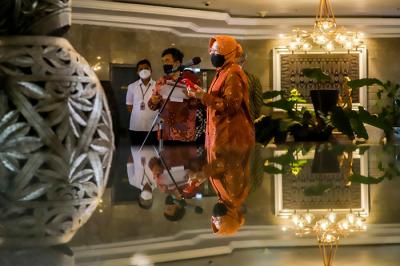 Menteri Sosial Tri Rismaharini saat memberikan keterangan mengenai PBI JK terintegrasi dengan Data Terpadu Kesejahteraan Sosial di Jakarta, Senin (27/9/2021).