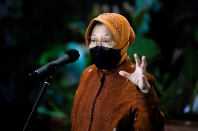 Menteri Sosial Tri Rismaharini saat memberikan keterangan mengenai PBI JK terintegrasi dengan Data Terpadu Kesejahteraan Sosial di Jakarta, Senin (27/9/2021).