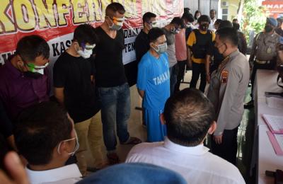 Pengungkapan kasus praktek seks sesama jenis (gay), di Mapolda Jateng, Semarang, Jawa Tengah, Senin (27/9/2021).