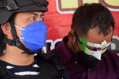 Pengungkapan kasus praktek seks sesama jenis (gay), di Mapolda Jateng, Semarang, Jawa Tengah, Senin (27/9/2021).
