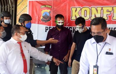 Pengungkapan kasus praktek seks sesama jenis (gay), di Mapolda Jateng, Semarang, Jawa Tengah, Senin (27/9/2021).