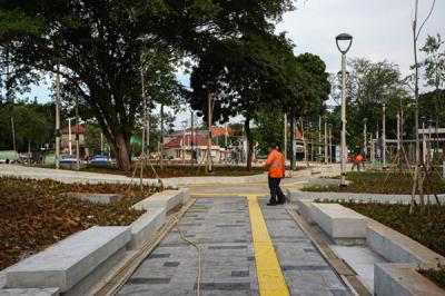 Para pekerja sedang menyelesaikan revitalisasi halaman Stasiun Manggarai, Jakarta Selatan, Minggu (26/9/2021).