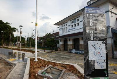 Para pekerja sedang menyelesaikan revitalisasi halaman Stasiun Manggarai, Jakarta Selatan, Minggu (26/9/2021).
