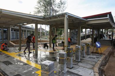 Para pekerja sedang menyelesaikan revitalisasi halaman Stasiun Manggarai, Jakarta Selatan, Minggu (26/9/2021).