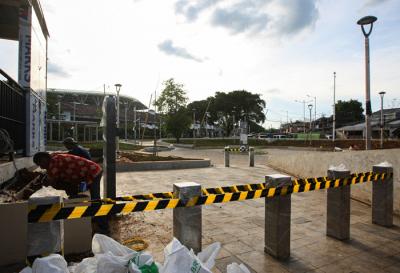 Para pekerja sedang menyelesaikan revitalisasi halaman Stasiun Manggarai, Jakarta Selatan, Minggu (26/9/2021).