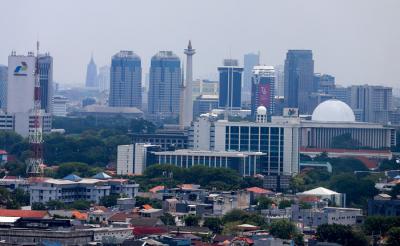 Gedung-gedung bertingkat terlihat dari kejauhan di kawasan Jakarta Pusat, Minggu (26/9/2021).