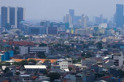 Gedung-gedung bertingkat terlihat dari kejauhan di kawasan Jakarta Pusat, Minggu (26/9/2021).