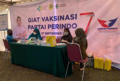 Warga mengikuti vaksinasi Covid-19 yang diselenggarakan oleh Partai Persatuan Indonesia di Lido Lake Resort Sukabumi, Jawa Barat, Senin (27/9/2021).