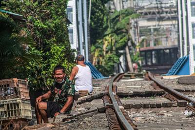 Sejumlah warga sedang berjemur pagi di kawasan Ancol, Jakarta Utara, Selasa (28/9/2021).