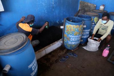 Warga menyelesaikan produksi kompos organik di rumah kompos Kampung Berseri Astra (KBA), Keputih Tegal Timur Surabaya, Jawa Timur, Selasa (28/9/2021).