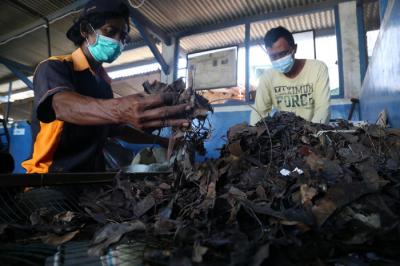 Warga menyelesaikan produksi kompos organik di rumah kompos Kampung Berseri Astra (KBA), Keputih Tegal Timur Surabaya, Jawa Timur, Selasa (28/9/2021).