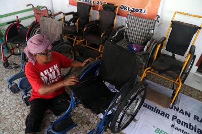 Pelatihan servis kursi roda di Surabaya, Jawa Timur, Selasa (28/9/2021).