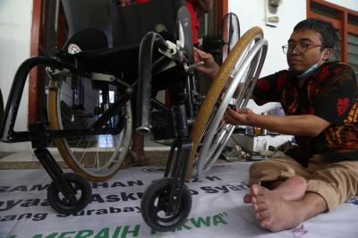 Pelatihan servis kursi roda di Surabaya, Jawa Timur, Selasa (28/9/2021).