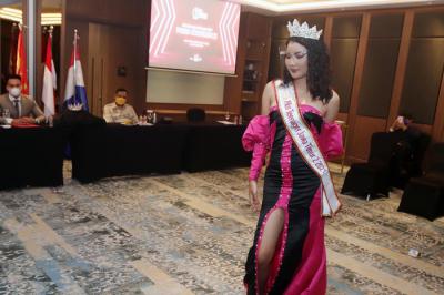 Perwakilan Miss Teenager 2021 dari berbagai provinsi di Indonesia tampil mempesona usai konferensi pers, di Surabaya, Jawa Timur, Senin (27/9/2021).