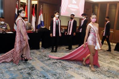 Perwakilan Miss Teenager 2021 dari berbagai provinsi di Indonesia tampil mempesona usai konferensi pers, di Surabaya, Jawa Timur, Senin (27/9/2021).