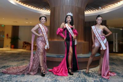 Perwakilan Miss Teenager 2021 dari berbagai provinsi di Indonesia tampil mempesona usai konferensi pers, di Surabaya, Jawa Timur, Senin (27/9/2021).