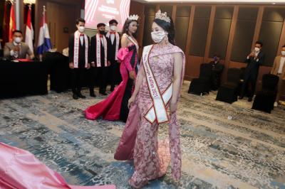 Perwakilan Miss Teenager 2021 dari berbagai provinsi di Indonesia tampil mempesona usai konferensi pers, di Surabaya, Jawa Timur, Senin (27/9/2021).