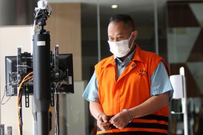Tersangka Direktur PT Adonara Propertindo (AP) Tommy Adrian menjalani pemeriksaan lanjutan di Gedung KPK, Jakarta, Selasa (28/9/2021).