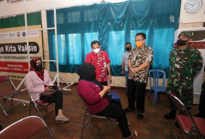 Bupati Semarang H Ngesti Nugraha saat mengunjungi sentra vaksinasi di Kecamatan Ambarawa, Kabupaten Semarang, Jawa Tengah, Selasa (28/9/2021).