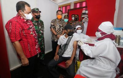 Bupati Semarang H Ngesti Nugraha saat mengunjungi sentra vaksinasi di Kecamatan Ambarawa, Kabupaten Semarang, Jawa Tengah, Selasa (28/9/2021).
