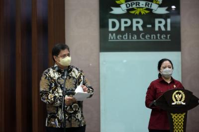 Keterangan pers terkait Penggantian Antarwaktu Pimpinan DPR untuk fraksi Partai Golkar di Kompleks Parlemen, Senayan, Jakarta, Rabu (29/9/2021).
