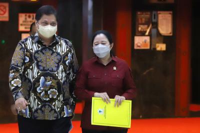 Keterangan pers terkait Penggantian Antarwaktu Pimpinan DPR untuk fraksi Partai Golkar di Kompleks Parlemen, Senayan, Jakarta, Rabu (29/9/2021).