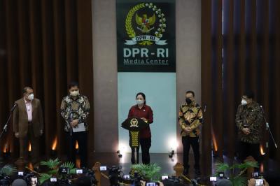 Keterangan pers terkait Penggantian Antarwaktu Pimpinan DPR untuk fraksi Partai Golkar di Kompleks Parlemen, Senayan, Jakarta, Rabu (29/9/2021).