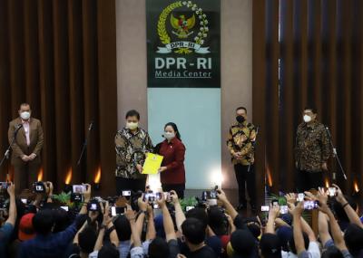 Keterangan pers terkait Penggantian Antarwaktu Pimpinan DPR untuk fraksi Partai Golkar di Kompleks Parlemen, Senayan, Jakarta, Rabu (29/9/2021).