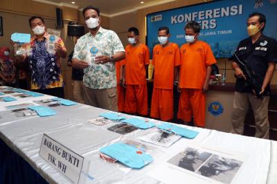 Tersangka pengedar narkotika jenis sabu-sabu beserta barang bukti hasil kejahatan dipamerkan di kantor BNNP Jawa Timur, Rabu (29/9/2021).