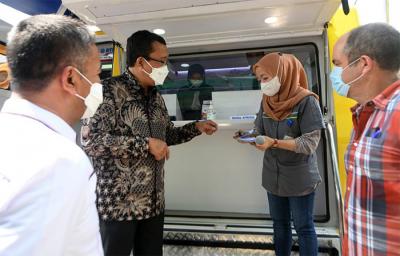 penyaluran bantuan tersebut masuk ke rekening pekerja di PT Hanes Supply Chain di Kawasan Industri Cikarang, Kabupaten Bekasi Jawa Barat, Rabu (29/9/2021).