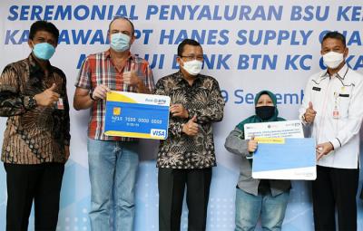 penyaluran bantuan tersebut masuk ke rekening pekerja di PT Hanes Supply Chain di Kawasan Industri Cikarang, Kabupaten Bekasi Jawa Barat, Rabu (29/9/2021).