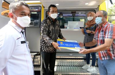 penyaluran bantuan tersebut masuk ke rekening pekerja di PT Hanes Supply Chain di Kawasan Industri Cikarang, Kabupaten Bekasi Jawa Barat, Rabu (29/9/2021).