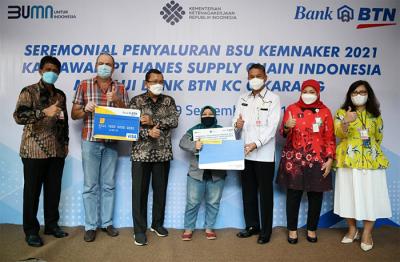 penyaluran bantuan tersebut masuk ke rekening pekerja di PT Hanes Supply Chain di Kawasan Industri Cikarang, Kabupaten Bekasi Jawa Barat, Rabu (29/9/2021).